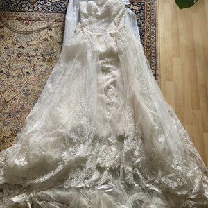 Ivory Oleg Cassini Wedding Dress Size 12/14